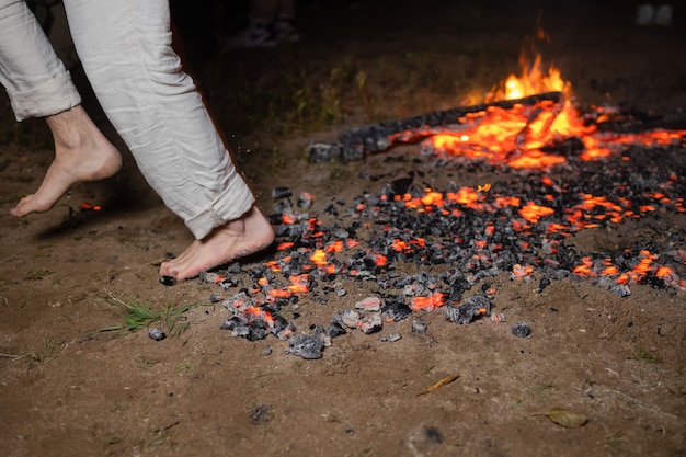 Zu Fuß auf der brennenden Asche Nahaufnahme Seitenansicht