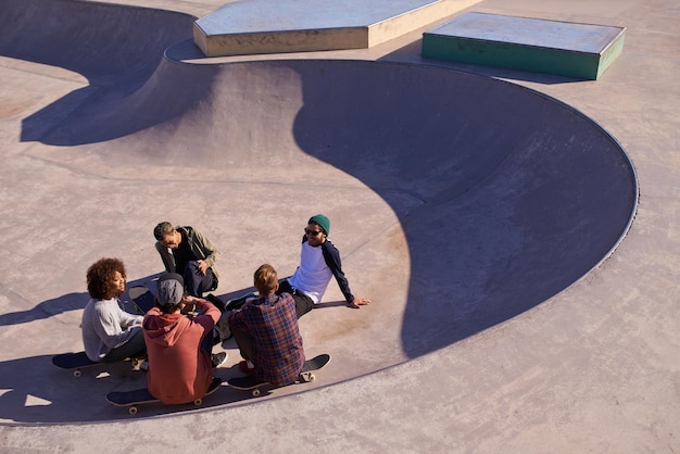 Zu Hause in der Schüssel Aufnahme einer Gruppe von Freunden, die in einem Skatepark in der Sonne hängen