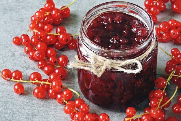 Zu Hause kochen. Cluster roter Johannisbeeren