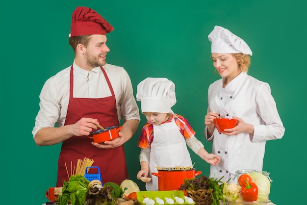 Zu Hause kochen Familie zusammen kochen Familienbeziehungen gesundes Essen zu Hause gesunder Lebensstil