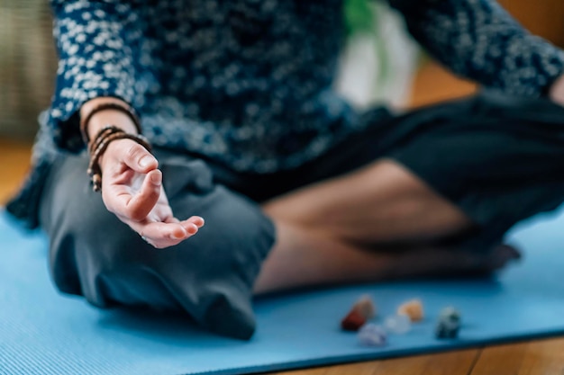 Zu Hause meditieren Finger in Gyan Mudra Symbol der Weisheit