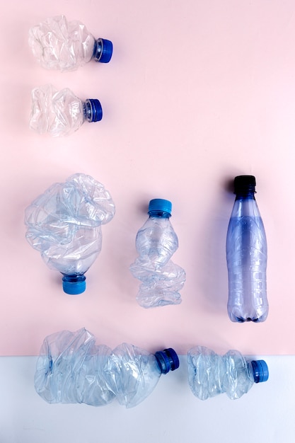 Zu recycelnde Plastikflaschen, Knolling-Konzept