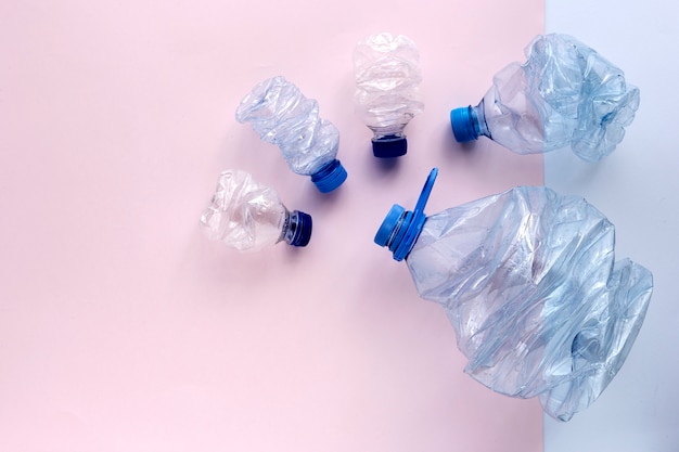 Zu recycelnde Plastikflaschen, Knolling-Konzept