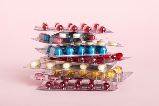 Zu viele verschiedene Pillenpatronen gestapelt selektiver Fokus Packungen mit Blisterpillen mit Tabletten Farbige Pastillenpackungen Ein Haufen Medikamente in Blisterpackungen Pharmazeutische Blisterpackungen