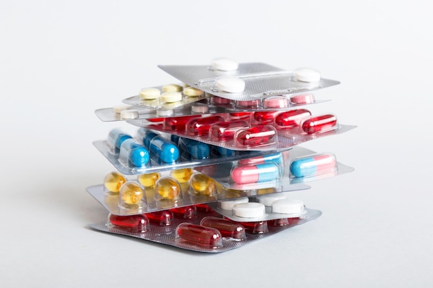 Foto zu viele verschiedene pillenpatronen gestapelt selektiver fokus packungen mit blisterpillen mit tabletten farbige pastillenpackungen ein haufen medikamente in blisterpackungen pharmazeutische blisterpackungen