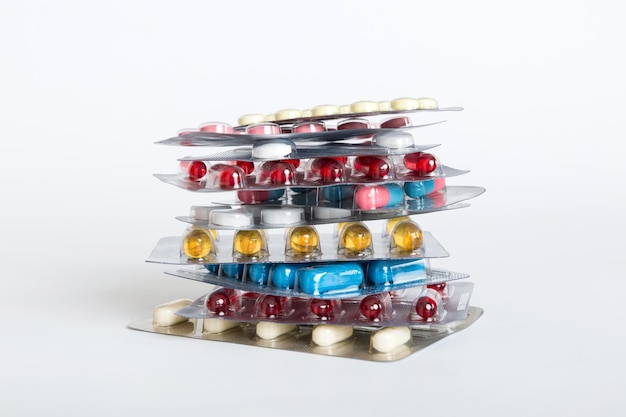 Zu viele verschiedene Pillenpatronen gestapelt selektiver Fokus Packungen mit Blisterpillen mit Tabletten Farbige Pastillenpackungen Ein Haufen Medikamente in Blisterpackungen Pharmazeutische Blisterpackungen