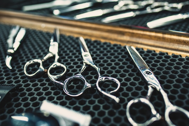 Zubehör für Haarschnitte sind im Regal im Salon