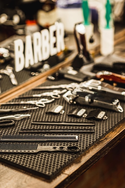 Foto zubehör für haarschnitte sind im regal im salon