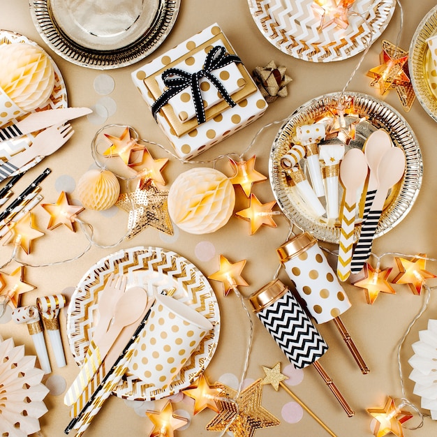 Zubehör für Kinderpartys in Goldfarbe. Flache Lage, Ansicht von oben