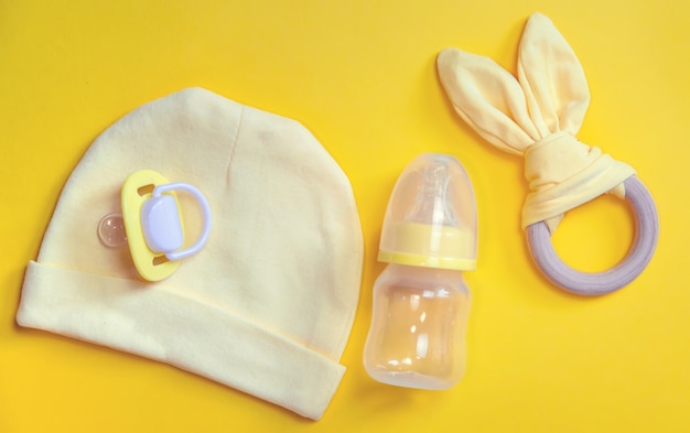 Zubehör für Neugeborene auf einem gelben.