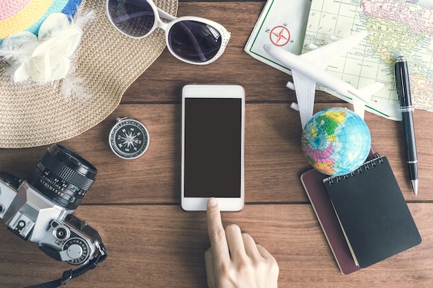 Zubehör und Artikel des Reisenden mit Handy