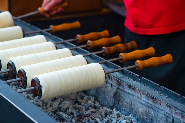 Zubereitet auf dem Grill ungarische Kurtoskalacs in einem traditionellen m