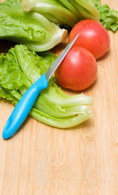 Zubereitetes Gemüse mit Kopfsalat und Tomate