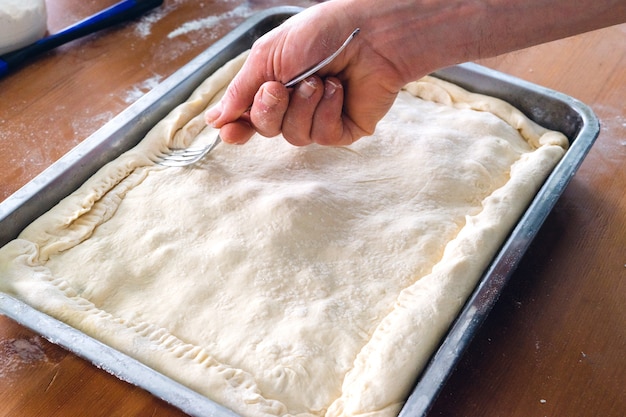 Zubereitung der Torte zum Backen.