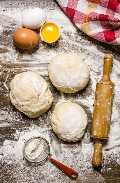 Zubereitung des Teigs. Teig mit den Zutaten und Werkzeugen zum Kochen vorbereitet.