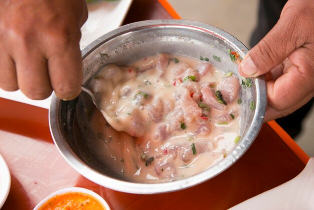 Zubereitung einer köstlichen peruanischen Wolfsbarsch-Ceviche im Fischerhafen von Chorrios in Lima.