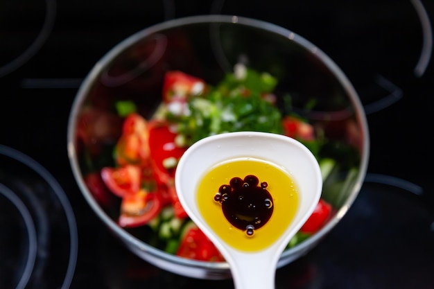 Zubereitung eines salats aus frischem gemüse, gurken, tomaten und ...