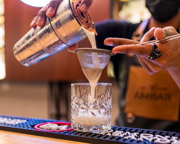 Zubereitung eines Whiskey Sour, Cocktail an der Bar eines Restaurants