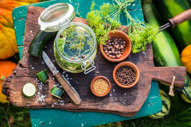 Zubereitung für eingelegte Zucchini mit Gewürzen