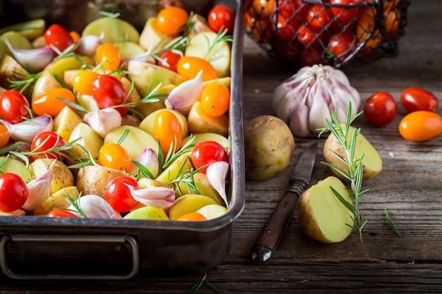 Zubereitung für gegrillte hausgemachte Kartoffel mit Knoblauch-Rosmarin und Tomaten