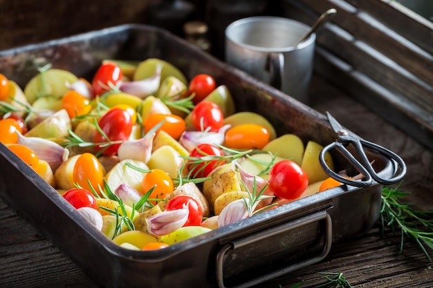 Zubereitung für gegrillte hausgemachte Kartoffel mit Tomaten, Knoblauch und Rosmarin