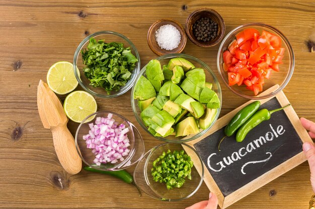 Zubereitung hausgemachter Guacamole aus Bio-Produkten.