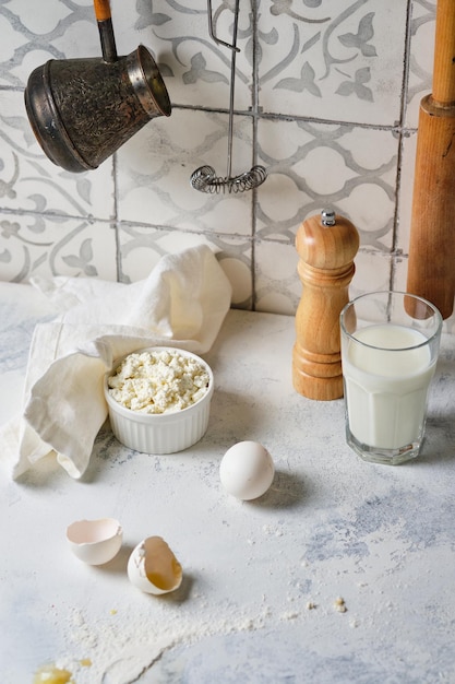 Zubereitung hausgemachter Speisen aus landwirtschaftlichen Produkten. Kuchen mit Hüttenkäse, Knödel, Khachapuri.