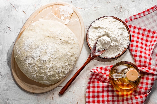 Zubereitung Pizzateig Olivenöl Hefeteig aus weißem Weizenmehl hausgemachtes Brot