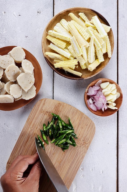 Zubereitung Tumis Putren oder Oseng Jagung Muda ist gebratener Babymais und Fleischbällchen mit grünem Chili