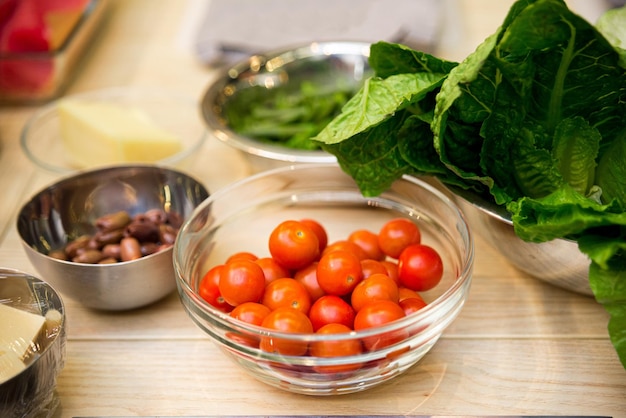 Zubereitung von Essen Kirschtomaten auf einem Holztisch in der Küche verschiedene Zutaten