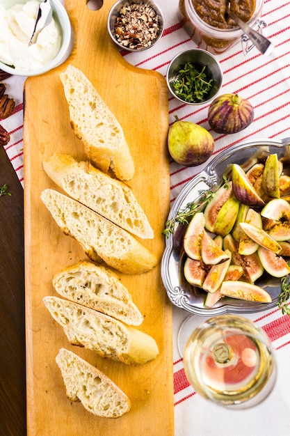 Zubereitung von Feigenbruschetta mit kalifornischen Bio-Feigen.