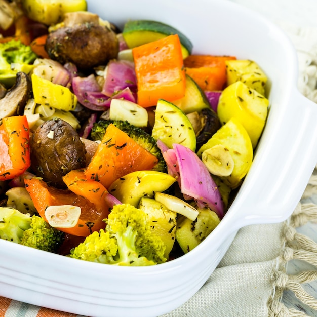 Zubereitung von frisch geröstetem gemischtem Gemüse für das Abendessen.