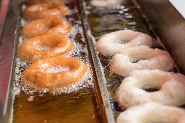 Zubereitung von frittierten Donuts in heißem Öl