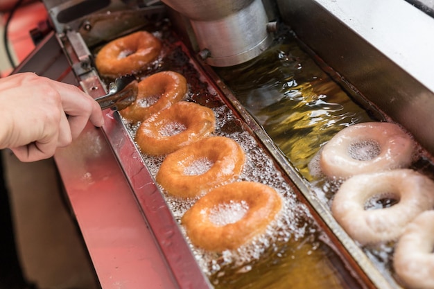 Zubereitung von frittierten Donuts in heißem Öl