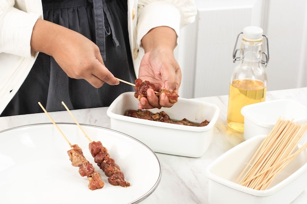 Zubereitung von hausgemachtem Lamm-Satay (Sate Kambing) für das Idul Adha-Menü. Sate Kambing ist ein beliebtes Streetfood in Indonesien. Konzept saubere Küche