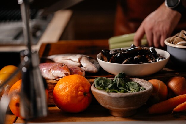 Foto zubereitung von mediterranen gerichten frische weichtiere fischschalen garnelen küche meeresfrüchte