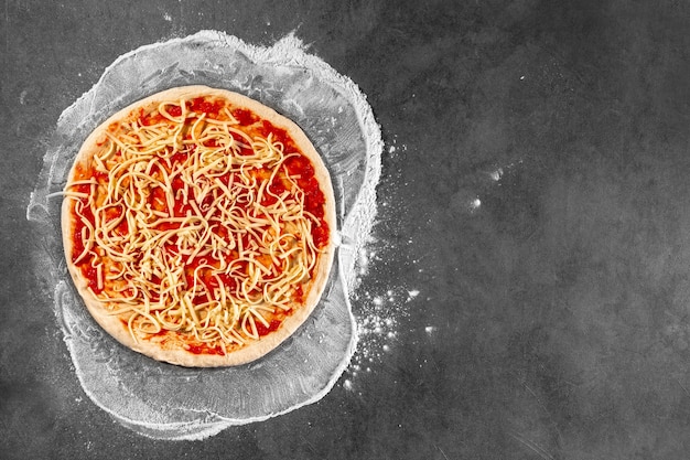 Zubereitung von neopolitanischer Pizza mit Käse