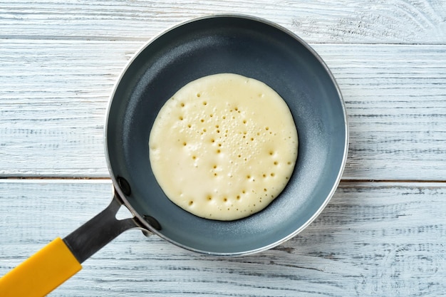 Zubereitung von Pfannkuchen in der Draufsicht der Pfanne