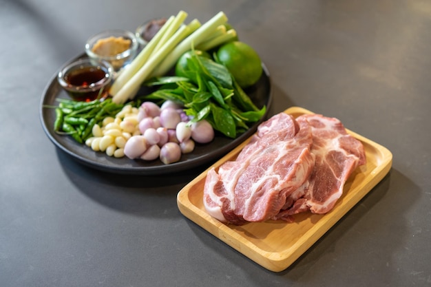 Zubereitung von rohem Schweinefleisch und Kräuterzutaten zum Kochen in der thailändischen Speisekarte