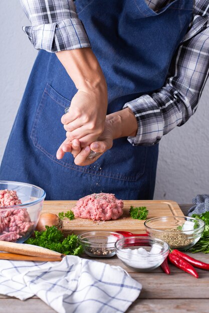 Zubereitung von rohen Rinder- und Schweinekoteletts zu Hause