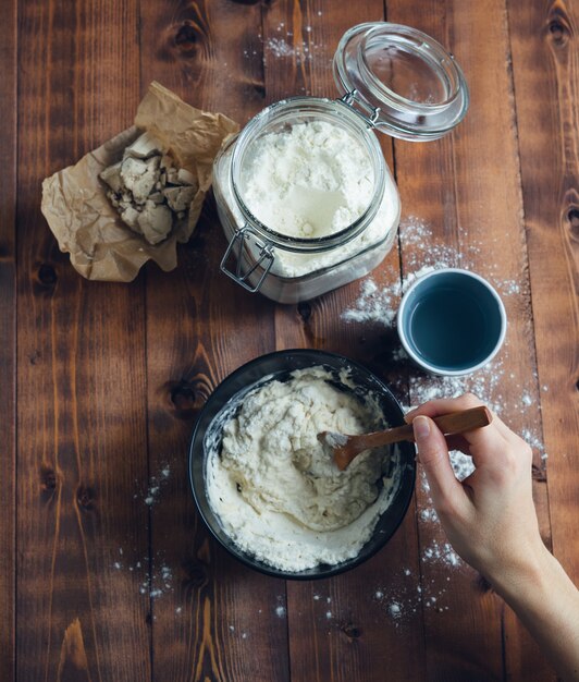 Zubereitung von Sauerteig für die Bäckerei. Bäckereikonzept. Speicherplatz kopieren.