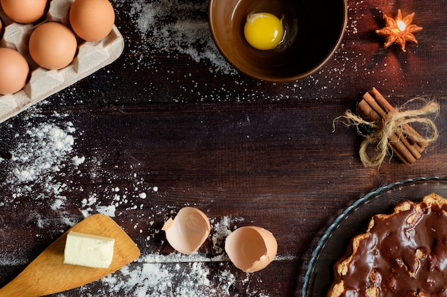 Zubereitung von Schokoladen-Charlotte oder Kuchen mit Zutaten flach legen textfreiraum