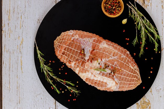 Foto zubereitung von schweineschulterfleisch zum braten mit gewürzen