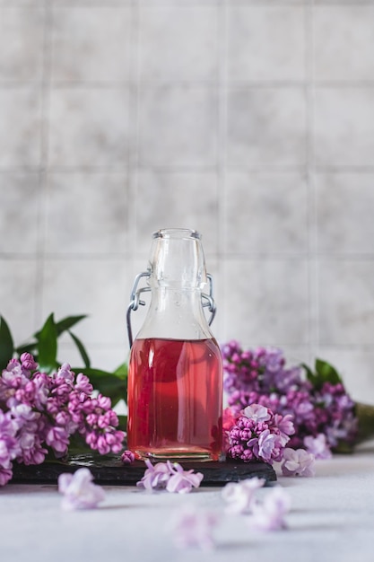 Zubereitung von Sirup aus Fliederblüten Glas mit hausgemachtem Fliedersirup