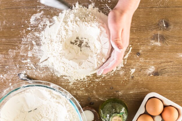 Zubereitung von Teig für hausgemachte Pasta.