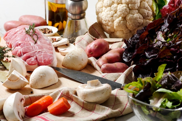 Zubereitung von ungekochtem Schweinebraten mit Champignons