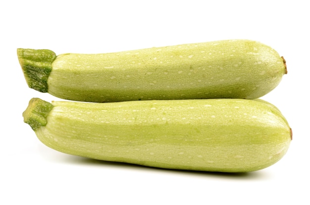 Zucchini auf einem weißen