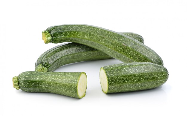 Zucchini auf weißer Wand