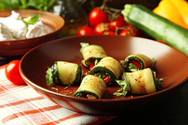 Zucchini-Brötchen mit Käsepaprika und Rucola auf Plattennahaufnahme