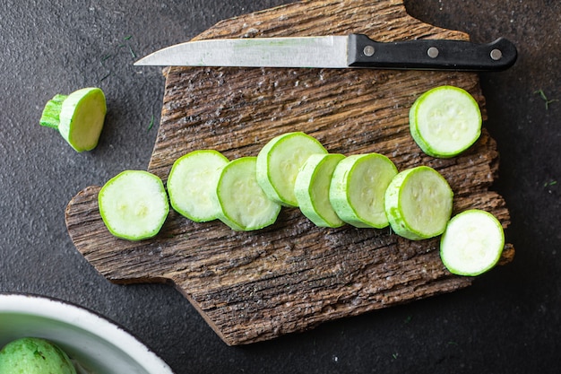 Zucchini frisches Gemüse Kochen der Ernte Bio-Bauernhofprodukte auf dem Tisch gesundes Essen